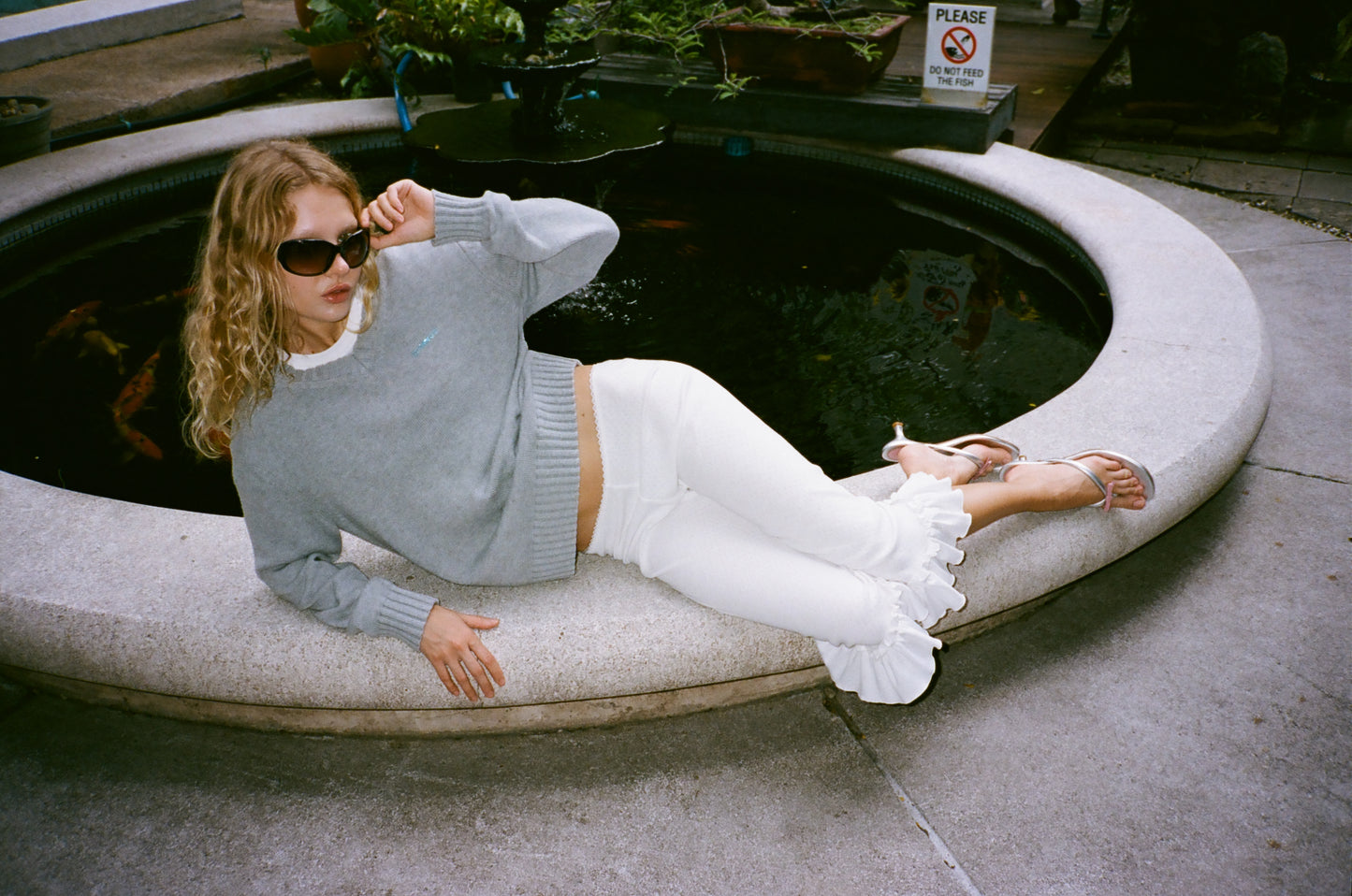 classic v neck knit sweater - moon mist