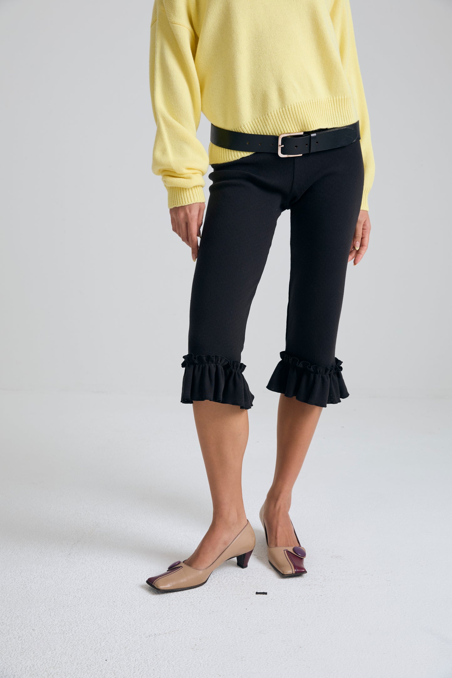 RUFFLE POINTELL CAPRI PANTS - black