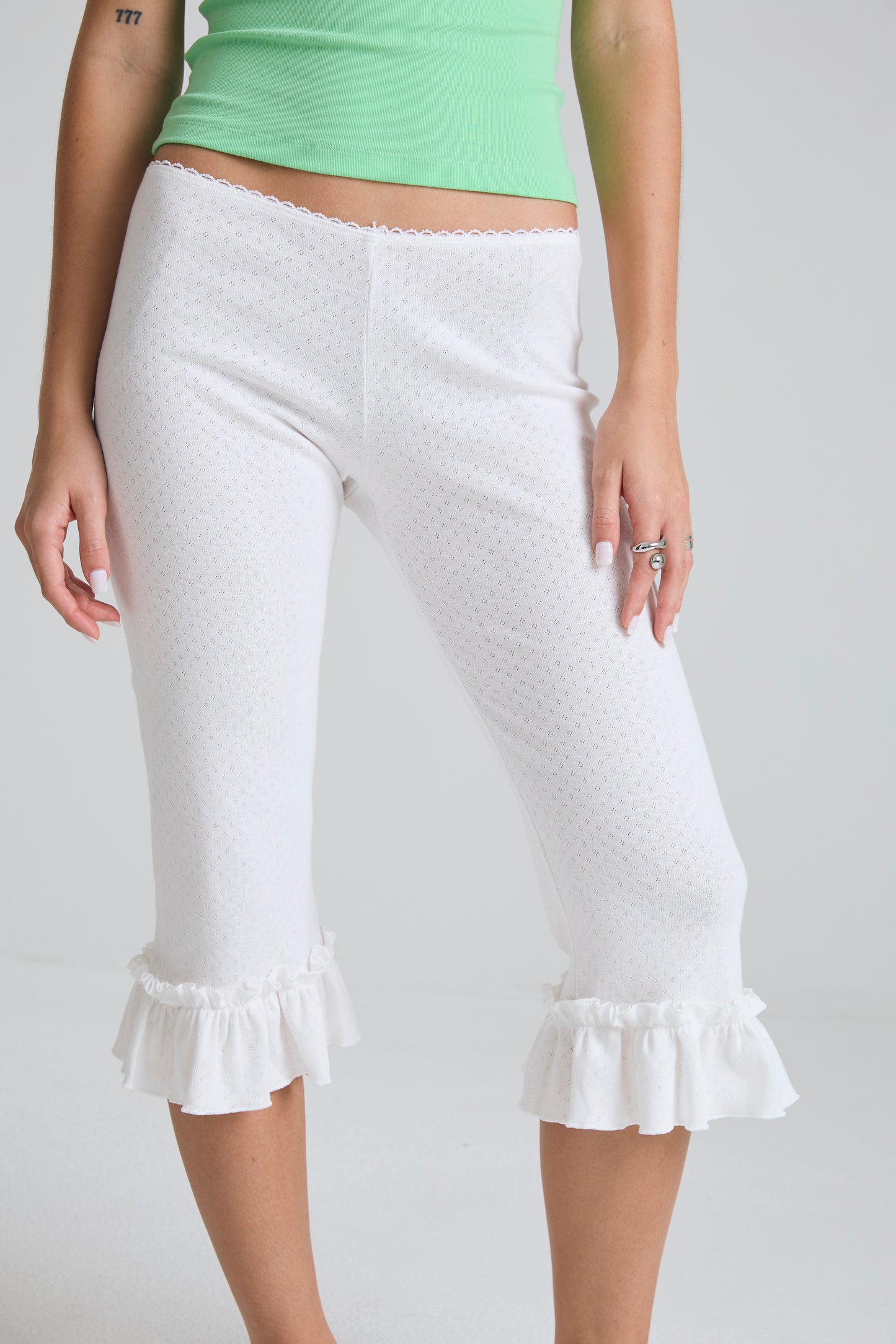 RUFFLE POINTELL CAPRI PANTS - white