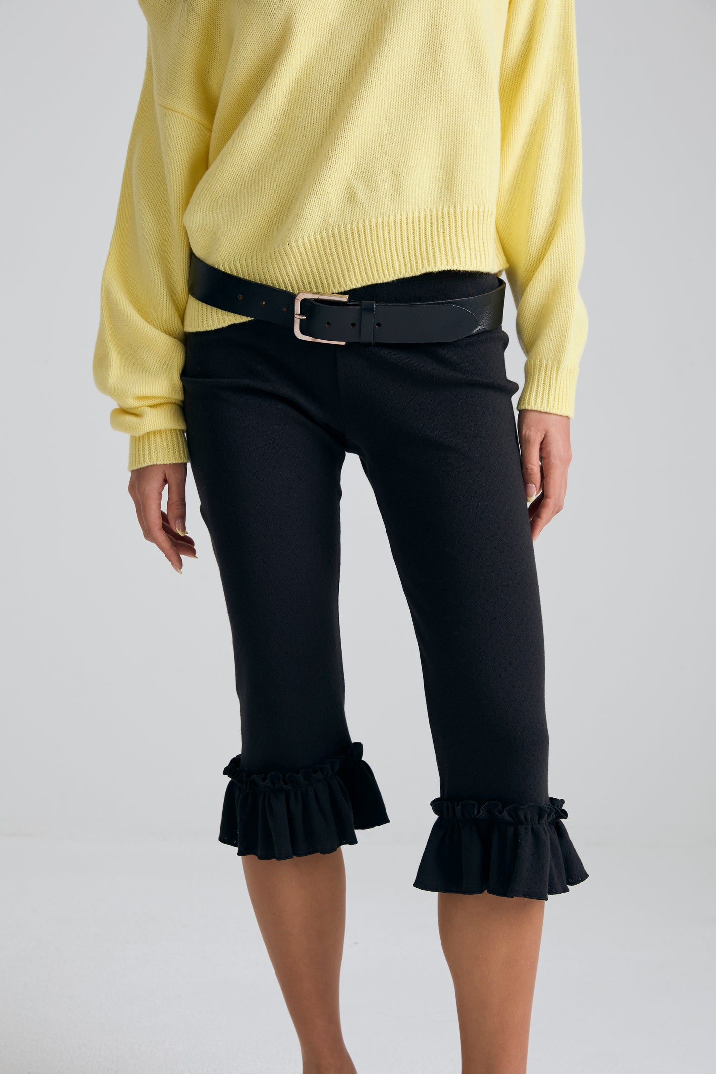 RUFFLE POINTELL CAPRI PANTS - black