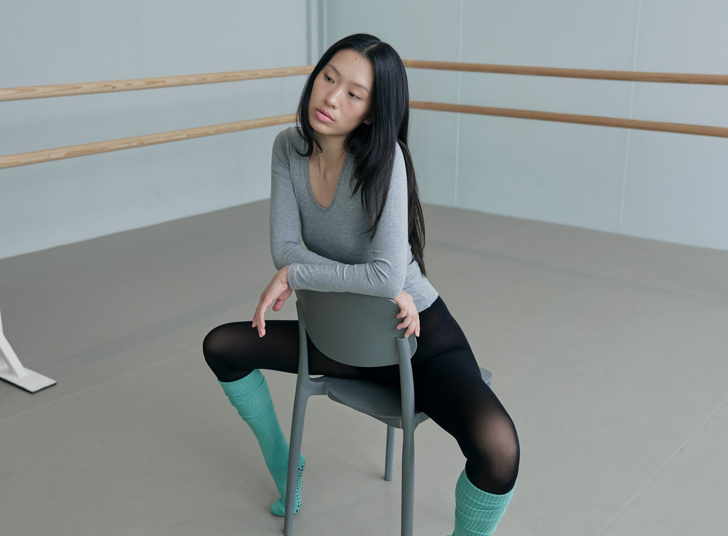 LONG SLEEVE DEEP V NECK TOP - GRAY