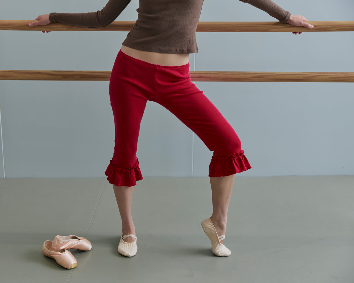 RUFFLE POINTELL CAPRI PANTS - strawberry jam