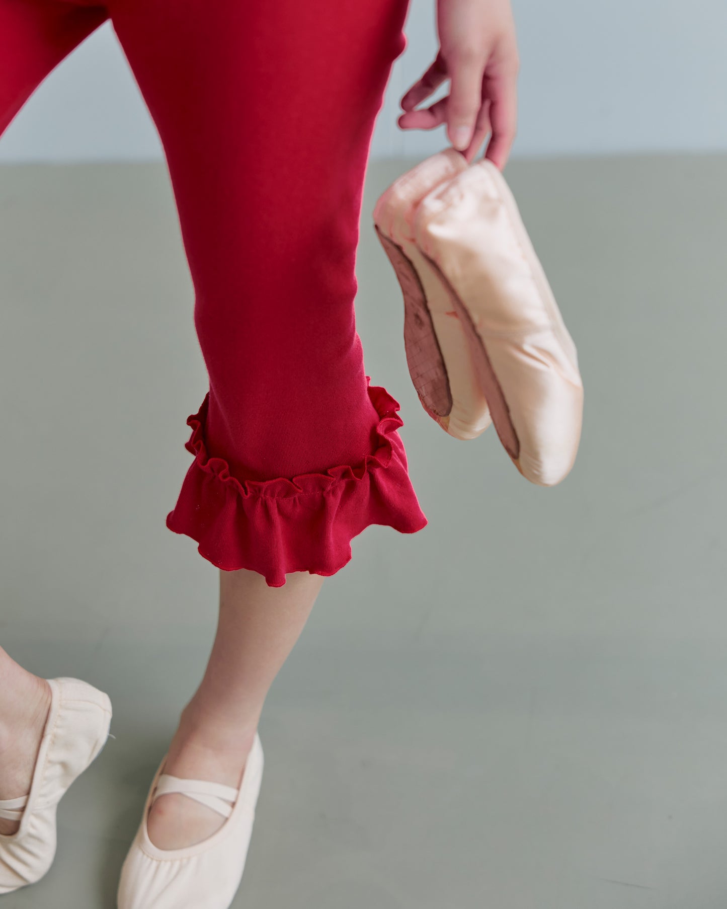 RUFFLE POINTELL CAPRI PANTS - strawberry jam
