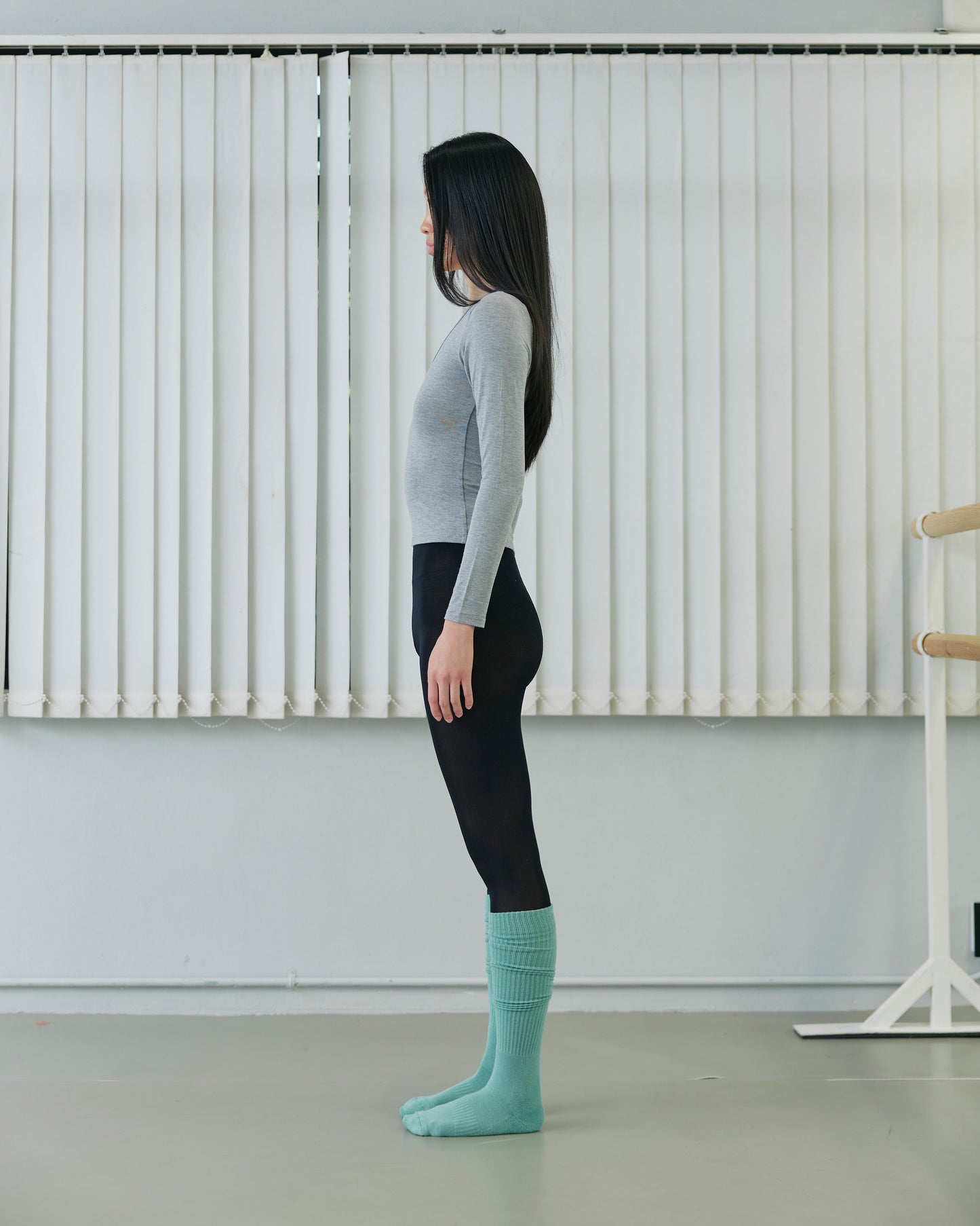 LONG SLEEVE DEEP V NECK TOP - GRAY