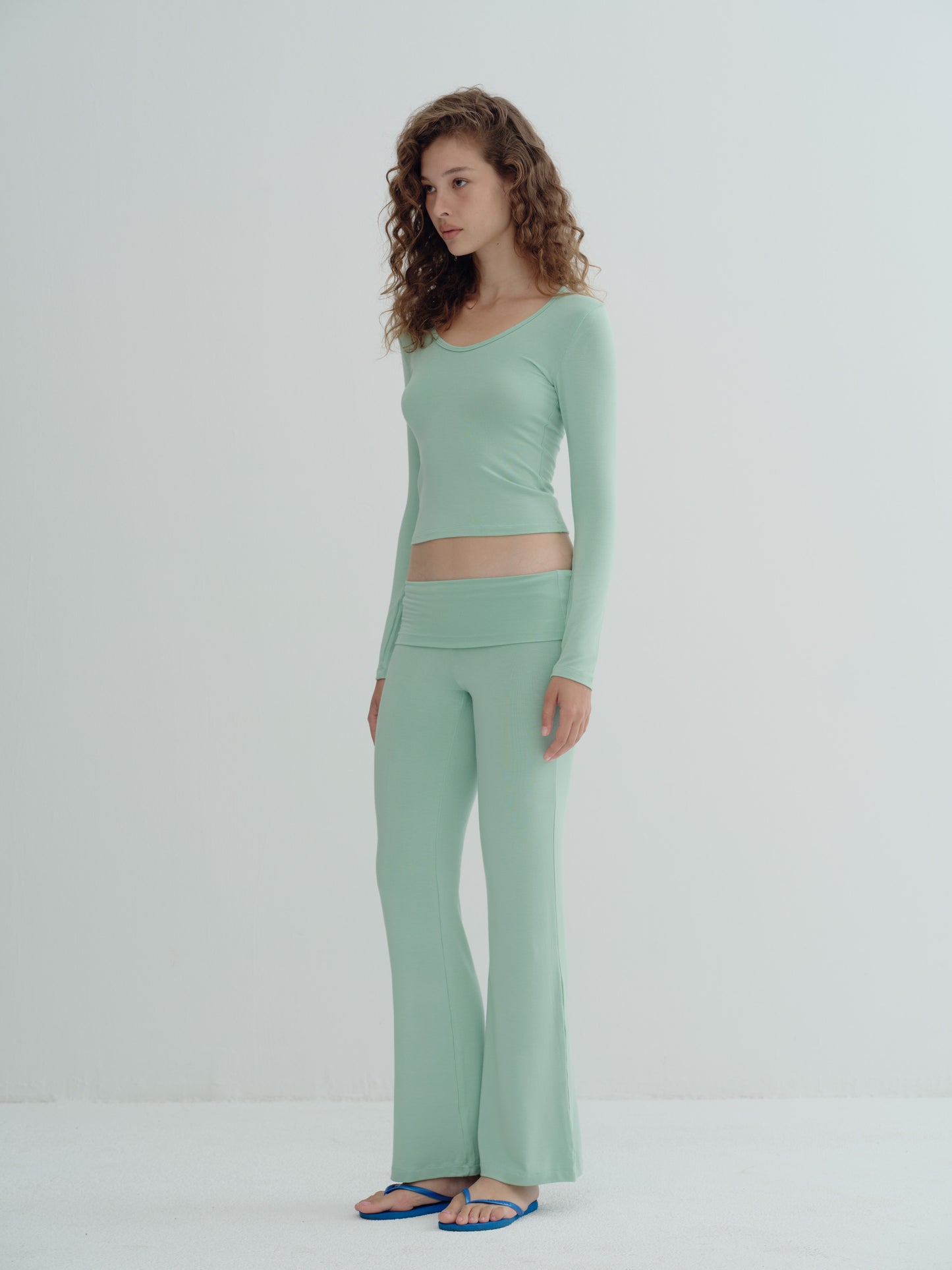 LONG SLEEVE DEEP V NECK TOP - Soft jade